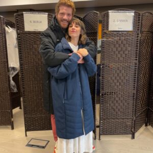 Paula Malia Instagram - Ahora mismo estoy en Atocha esperando a que salga mi ave, después de, esta vez sí, haber terminado Valeria. Siento tantas cosas a la vez que no se ni por donde empezar. No quiero ponerme a llorar a moco tendido en medio de la estación. Aunque qué gusto hacerlo. 
Valeria ha sido un trozo mi vida durante 5 años, esa casa en la que sabía que me iban a recibir siempre con amor y con los brazos abiertos. 
No sé cómo despedirme. 
Un genio dijo “Cuando las cosas llegan a los centros no hay quien las arranque” así que Valeria siempre va a ser una parte de mi. El otro día @didigmz decía “siempre seremos las de Valeria” y tiene razón. Y qué orgullo, la verdad. Haber tenido la suerte de trabajar con un equipo de gente que se ha dejado la piel (literalmente) para sacar esta serie adelante. Porque no siempre ha sido facil. Y hemos luchado con uñas y dientes. Y aquí estamos. Al final del camino. Juntas. Felices. Satisfechas. Y con el corazón lleno de amor. Vale ahora sí estoy llorando. 

“Por nosotras, por lo que somos, lo que fuimos, y quién sabe… lo que seremos.”

Os quiero.