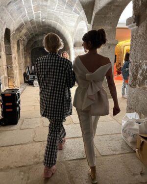 Paula Malia Instagram - Mi gente, nos vamos de bodorrio. 

1. La última que rodamos juntos con mi Juanluí 
2. La espera
3. @laura_m_campos a los mandos regalándonos un día inolvidable
4. Ellas 💕
5. La espera 2.0
6. Cómo sobrevivir a un vestido de novia
7. @lauracuesta llevándonos a mi y a el vestido perfecto al altar
8. Cuando me dijo que no