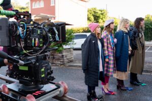 Paula Malia Instagram - Señoras, señores; aterrizamos en 4 días. 

2 de junio 3t Valeria en @netflixes 💥

📷 @ecstasyandwine