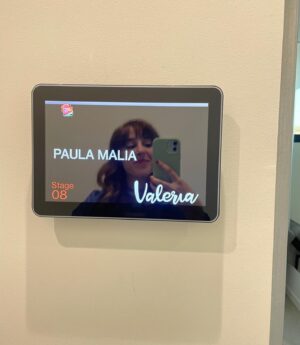 Paula Malia Instagram - Uff… por dónde empiezo… Esta semana hemos terminado el rodaje de la tercera temporada de Valeria. Ahora mismo estoy en un ave cargada con maletas y mil bolsas volviendo hacia mi casa. Me siento muy muy feliz (y muy melancólica también, no nos vamos a engañar). Ha sido un viaje precioso. Me llevo conmigo mil horas de risas, de bromas, de cantar a c.tangana en el camerino, de bailes y de familia. Gracias  @juanluchadorr por ser casa y por tener la paciencia de corregirme cada vez que conjugo mal el verbo “ir”. Gracias @didigmz @teresariott y @silmalopez . Os quiero amigas, aunque ya lo sabéis. Y gracias a todo el equipo por sostenernos y remar con nosotras. 
Viva Valeria.