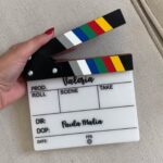 Paula Malia Instagram - Uff… por dónde empiezo… Esta semana hemos terminado el rodaje de la tercera temporada de Valeria. Ahora mismo estoy en un ave cargada con maletas y mil bolsas volviendo hacia mi casa. Me siento muy muy feliz (y muy melancólica también, no nos vamos a engañar). Ha sido un viaje precioso. Me llevo conmigo mil horas de risas, de bromas, de cantar a c.tangana en el camerino, de bailes y de familia. Gracias @juanluchadorr por ser casa y por tener la paciencia de corregirme cada vez que conjugo mal el verbo “ir”. Gracias @didigmz @teresariott y @silmalopez . Os quiero amigas, aunque ya lo sabéis. Y gracias a todo el equipo por sostenernos y remar con nosotras. Viva Valeria.