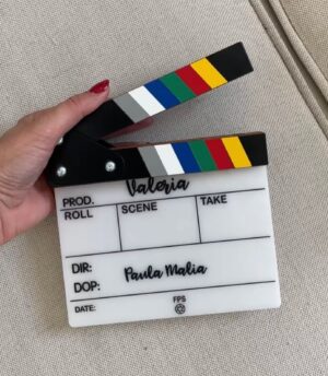 Paula Malia Instagram - Uff… por dónde empiezo… Esta semana hemos terminado el rodaje de la tercera temporada de Valeria. Ahora mismo estoy en un ave cargada con maletas y mil bolsas volviendo hacia mi casa. Me siento muy muy feliz (y muy melancólica también, no nos vamos a engañar). Ha sido un viaje precioso. Me llevo conmigo mil horas de risas, de bromas, de cantar a c.tangana en el camerino, de bailes y de familia. Gracias  @juanluchadorr por ser casa y por tener la paciencia de corregirme cada vez que conjugo mal el verbo “ir”. Gracias @didigmz @teresariott y @silmalopez . Os quiero amigas, aunque ya lo sabéis. Y gracias a todo el equipo por sostenernos y remar con nosotras. 
Viva Valeria.