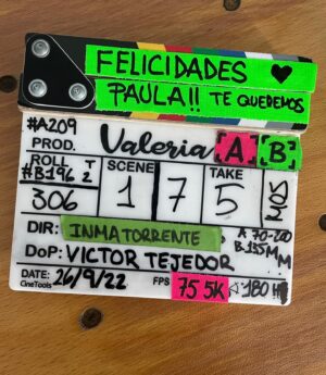 Paula Malia Instagram - Uff… por dónde empiezo… Esta semana hemos terminado el rodaje de la tercera temporada de Valeria. Ahora mismo estoy en un ave cargada con maletas y mil bolsas volviendo hacia mi casa. Me siento muy muy feliz (y muy melancólica también, no nos vamos a engañar). Ha sido un viaje precioso. Me llevo conmigo mil horas de risas, de bromas, de cantar a c.tangana en el camerino, de bailes y de familia. Gracias  @juanluchadorr por ser casa y por tener la paciencia de corregirme cada vez que conjugo mal el verbo “ir”. Gracias @didigmz @teresariott y @silmalopez . Os quiero amigas, aunque ya lo sabéis. Y gracias a todo el equipo por sostenernos y remar con nosotras. 
Viva Valeria.