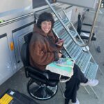 Paula Malia Instagram - Ahora mismo estoy en Atocha esperando a que salga mi ave, después de, esta vez sí, haber terminado Valeria. Siento tantas cosas a la vez que no se ni por donde empezar. No quiero ponerme a llorar a moco tendido en medio de la estación. Aunque qué gusto hacerlo. Valeria ha sido un trozo mi vida durante 5 años, esa casa en la que sabía que me iban a recibir siempre con amor y con los brazos abiertos. No sé cómo despedirme. Un genio dijo “Cuando las cosas llegan a los centros no hay quien las arranque” así que Valeria siempre va a ser una parte de mi. El otro día @didigmz decía “siempre seremos las de Valeria” y tiene razón. Y qué orgullo, la verdad. Haber tenido la suerte de trabajar con un equipo de gente que se ha dejado la piel (literalmente) para sacar esta serie adelante. Porque no siempre ha sido facil. Y hemos luchado con uñas y dientes. Y aquí estamos. Al final del camino. Juntas. Felices. Satisfechas. Y con el corazón lleno de amor. Vale ahora sí estoy llorando. “Por nosotras, por lo que somos, lo que fuimos, y quién sabe… lo que seremos.” Os quiero.