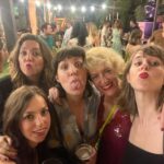 Paula Malia Instagram - Ahora mismo estoy en Atocha esperando a que salga mi ave, después de, esta vez sí, haber terminado Valeria. Siento tantas cosas a la vez que no se ni por donde empezar. No quiero ponerme a llorar a moco tendido en medio de la estación. Aunque qué gusto hacerlo. Valeria ha sido un trozo mi vida durante 5 años, esa casa en la que sabía que me iban a recibir siempre con amor y con los brazos abiertos. No sé cómo despedirme. Un genio dijo “Cuando las cosas llegan a los centros no hay quien las arranque” así que Valeria siempre va a ser una parte de mi. El otro día @didigmz decía “siempre seremos las de Valeria” y tiene razón. Y qué orgullo, la verdad. Haber tenido la suerte de trabajar con un equipo de gente que se ha dejado la piel (literalmente) para sacar esta serie adelante. Porque no siempre ha sido facil. Y hemos luchado con uñas y dientes. Y aquí estamos. Al final del camino. Juntas. Felices. Satisfechas. Y con el corazón lleno de amor. Vale ahora sí estoy llorando. “Por nosotras, por lo que somos, lo que fuimos, y quién sabe… lo que seremos.” Os quiero.