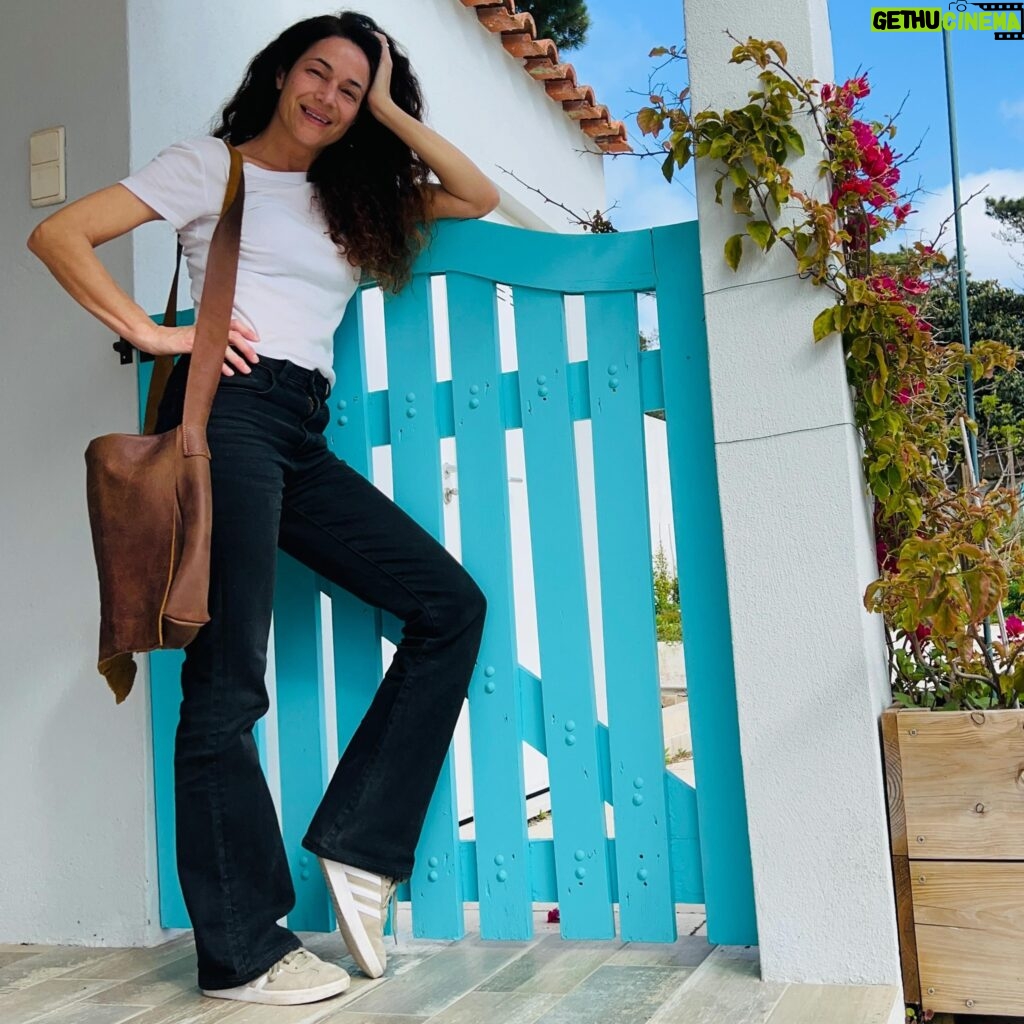 Paula Neves Instagram - Estive anos à procura de uma mala deste género. Pele, maleável, grande, cool. Até que a encontrei! Feita à mão, cada peça é única, feita com a arte do @old.cat.art ! estou in love ❤️