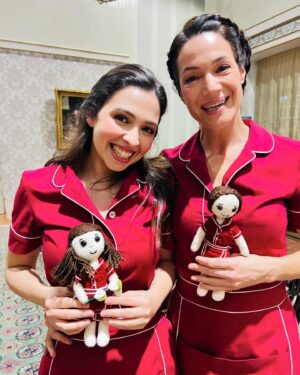 Paula Neves Instagram - Adorei fazer a Soraia, adorei a parceria com a Rosa. As personagens dão-se mal mas as actrizes dão-se muito bem! Foi uma delícia fazer isto contigo @mafalldatavares , és talentosa, trabalhadora e uma colega extraordinária! Todos os dias nos divertimos, todos os dias rimos! Obrigada por tudo, obrigada por ti ❤️

P.s. - estou encantada com o presente lindo que ela me deu, a Soraia e a Rosa imortalizadas em bonecas! Estou in love ❤️