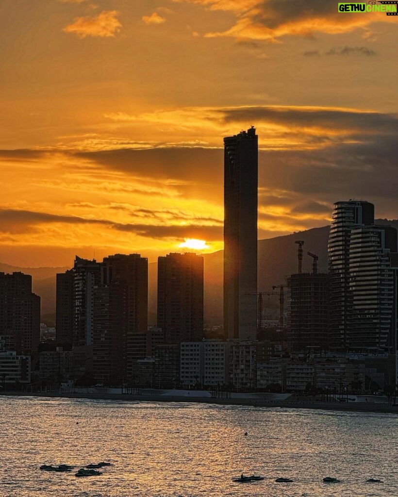 Paula Prendes Instagram - Benidorm…me mató! @apachete @inesdeleon y yo hemos sido el flamante jurado que ha gozado y sufrido por igual al tener que elegir 5 categorías de premiados entre los 26 cortometrajes que hemos visionado en el maravilloso festival @skylinefilmfestival. La calidad de los cortometrajes y del certamen es indiscutible🎬 Y Benidorm…qué decir de esta ciudad…una especie de Las Vegas y Gotham City…impactada me ha dejado❤️ Modelazo by @michaelcostello @valytyplace #Benidorm