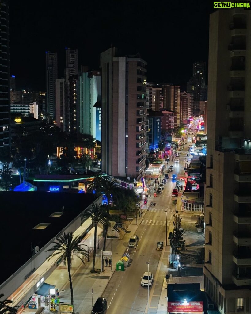 Paula Prendes Instagram - Benidorm…me mató! @apachete @inesdeleon y yo hemos sido el flamante jurado que ha gozado y sufrido por igual al tener que elegir 5 categorías de premiados entre los 26 cortometrajes que hemos visionado en el maravilloso festival @skylinefilmfestival. La calidad de los cortometrajes y del certamen es indiscutible🎬 Y Benidorm…qué decir de esta ciudad…una especie de Las Vegas y Gotham City…impactada me ha dejado❤️ Modelazo by @michaelcostello @valytyplace #Benidorm