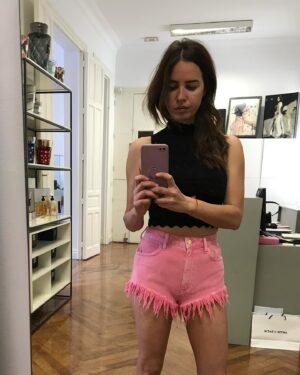 Paula Prendes Instagram - Fotos ante el espejo ¿Son selfies, son autofotos, cómo se llaman realmente? Ante el espejo de casa, en el ascensor, en un lugar random. Se las envías a tu círculo más íntimo y cercano, porque te has visto favorecida, porque les quieres enseñar cómo vas vestida, porque sí! Te retratas de tal manera que te sientas a gusto con lo que te devuelve el espejo, que tu auto imagen esté en paz con lo que el espejo te cuenta de ti! Estoy segura de que muchas/os nos vemos mejor en estas fotos que nos hacemos que las que nos hacen los demás. Qué importante nos resulta estar en paz con nuestra imagen, la propia y la que queremos proyectar. Hay días para gustarse, hay días para arrancar los espejos y hay días para enseñar tus #fotoespejo