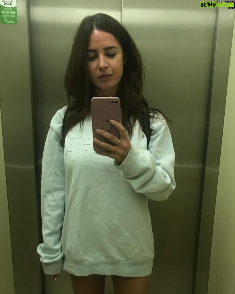 Paula Prendes Instagram - Fotos ante el espejo ¿Son selfies, son autofotos, cómo se llaman realmente? Ante el espejo de casa, en el ascensor, en un lugar random. Se las envías a tu círculo más íntimo y cercano, porque te has visto favorecida, porque les quieres enseñar cómo vas vestida, porque sí! Te retratas de tal manera que te sientas a gusto con lo que te devuelve el espejo, que tu auto imagen esté en paz con lo que el espejo te cuenta de ti! Estoy segura de que muchas/os nos vemos mejor en estas fotos que nos hacemos que las que nos hacen los demás. Qué importante nos resulta estar en paz con nuestra imagen, la propia y la que queremos proyectar. Hay días para gustarse, hay días para arrancar los espejos y hay días para enseñar tus #fotoespejo