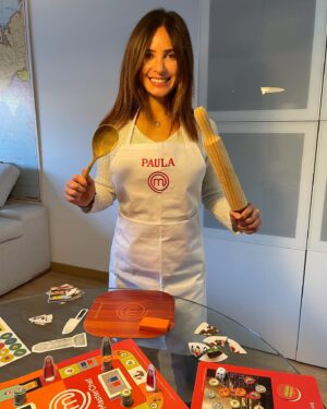 Paula Prendes Instagram - @disetgames ha pensado en todo para que tengamos el regalo perfecto en estas Navidades. El juego de mesa MasterChef Familiar. Con la misma dinámica de nuestro programa favorito, pero ahora te puedes convertir en un verdadero MasterChef sin moverte de casa #MasterChefEnCasa.

No te relajes, los jueces no os lo pondrán fácil cuando valoren vuestros menús. Utilizad vuestros reflejos y demostrad vuestras habilidades en la cocina. Tendréis que superar cuatro retos: supermercado, elaboración, técnicas culinarias y emplatado. Hasta llegar a la final.

Además #MasterChefDiset  lo pone fácil ya que el juego tiene dos niveles de dificultad: adultos y niños, para que podáis disfrutar con amigos y familia desde casa sin importar la edad.
Ha llegado el momento de sacar el Chef que llevas dentro!