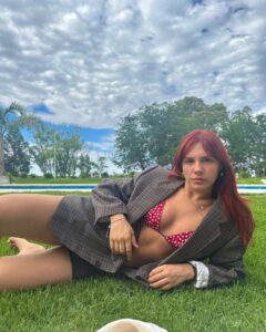 Paulina Vetrano Instagram - Sin pileta y sin aire pero sigo siendo #TeamVerano 🤷🏽‍♀️☀️👙🫰🏼
