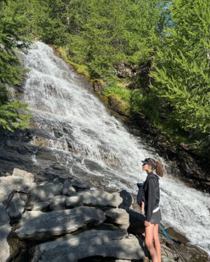 Pauline Hoarau Instagram - End of holidays and I finally find a time to post 🫶🏼
Mountains, hiking, streams, running and family. 
It felt good 🥰

— I brought nail polish and a book in my luggage for a whole month to realize I couldn’t find a SINGLE time to use either of them ! 
It pretty much sums it up 😅

Daycare started this week, I am starting to find some time for myself which I haven’t really had for monthS. Happy and sad. Motivated and drained out.
Making unforgettable memories ! 

Our family @simonthoret ❤️