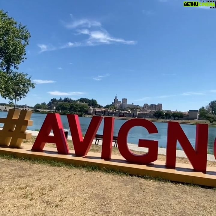 Pauline Bression Instagram - Avignon 2023 ☀️ Bref résumé de ce festival si incroyable ! Une coloc avec des partenaires en or @alexandrefaitrouni @dan_menasche @emmanuellelagourres 🌟un accueil du public inespéré 🙏 et la visite de copains d’amour 💕 Merciiiii @theatredesbeliers_avignon et @tcholeleproductions pour ce mois de festival !!! Quelle folie et Vive le spectacle vivant ! « Smile » sera de retour au @theatredeloeuvre à Paris à partir du 14 octobre 👋🏼