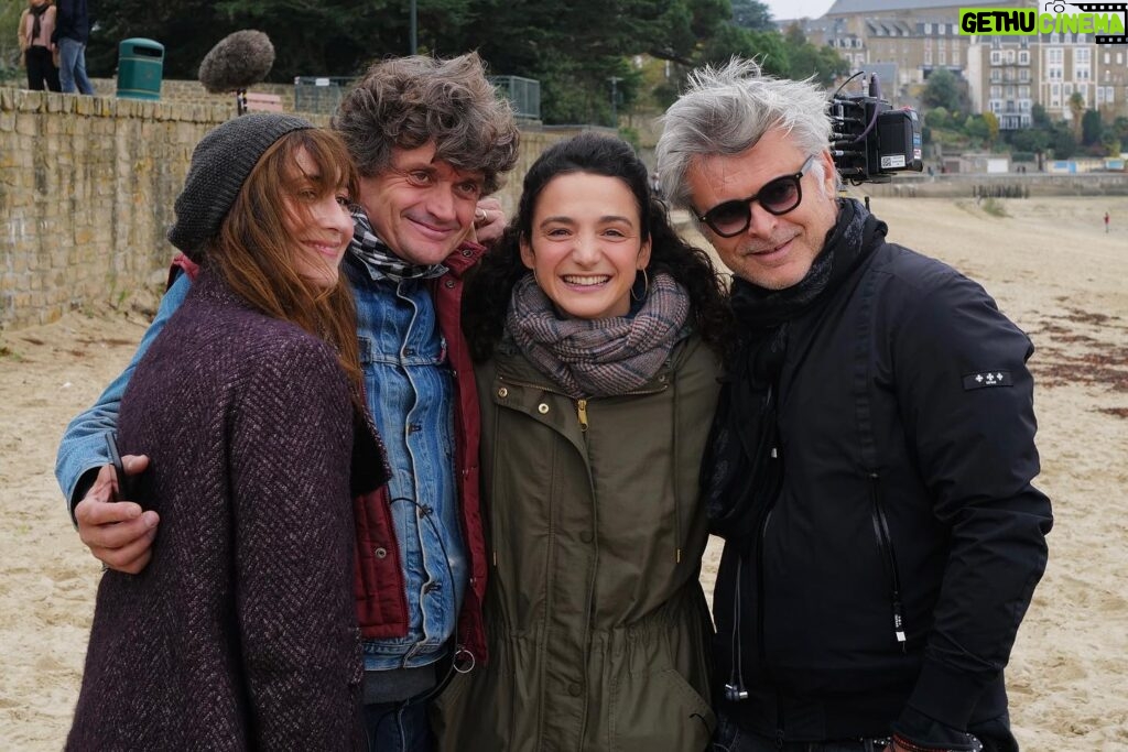 Pauline Bression Instagram - Il y a une semaine déjà c’était la fin du tournage de « Lame de Fond » réalisé par @brunogarcia.p, fin de jeu pour ma « Elise Vignon ». Merci @rebeccavaughancosqueric pour la capture de ces moments ! Très chaleureusement entourée 💕 Et je vous tiendrai au courant dès qu’on en saura plus sur la date de diffusion biensur 😉 #lamedefond #dinard #ryoanproduction #france3 #tournage