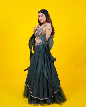Payal Gupta Instagram - Jeeta hua ishq haar baithe hain .. ise trah khud ko maar baithe hai….🖤🤍
.
.
.
.
#photooftheday #photography #payalgupta #guptainji