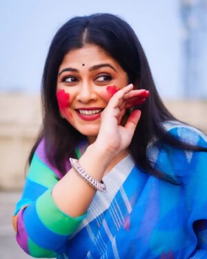 Payel De Instagram - সকলকে দোল পূর্ণিমার অনেক শুভেচ্ছা ❤️💙💜💚🧡

📷 : @argha_giri 
💄 : @sanjuhaldermakeupartist 
🥻 : @nokshi_kanthar_haat 
👚 : @ritarupabhattacharya
🔗 : @rudrakshprnads 

#photooftheday #holi #holi2024 #dolpurnima #dolyatra #trending #explorepage #kolkata #foryou #foryoupage #portraits #portrait_mood #instafashion #instadaily #follow #followformore