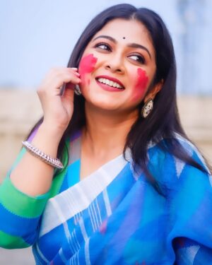 Payel De Instagram - সকলকে দোল পূর্ণিমার অনেক শুভেচ্ছা ❤️💙💜💚🧡

📷 : @argha_giri 
💄 : @sanjuhaldermakeupartist 
🥻 : @nokshi_kanthar_haat 
👚 : @ritarupabhattacharya
🔗 : @rudrakshprnads 

#photooftheday #holi #holi2024 #dolpurnima #dolyatra #trending #explorepage #kolkata #foryou #foryoupage #portraits #portrait_mood #instafashion #instadaily #follow #followformore