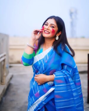 Payel De Instagram - সকলকে দোল পূর্ণিমার অনেক শুভেচ্ছা ❤️💙💜💚🧡

📷 : @argha_giri 
💄 : @sanjuhaldermakeupartist 
🥻 : @nokshi_kanthar_haat 
👚 : @ritarupabhattacharya
🔗 : @rudrakshprnads 

#photooftheday #holi #holi2024 #dolpurnima #dolyatra #trending #explorepage #kolkata #foryou #foryoupage #portraits #portrait_mood #instafashion #instadaily #follow #followformore