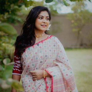 Payel De Instagram - শুভ নববর্ষ ❤️🙏

📷 - @argha_giri 
💄 - @sanjuhaldermakeupartist 
🥻 - @nokshi_kanthar_haat 
💍 - @goina_by_surajit
🔗 - @rudrakshprnads 

#photooftheday #poilaboishak #noboborsho #trending #explorepage #explore_calcutta #foryoupage #foryou #kolkata #follow #followformore #actorslife