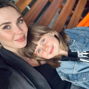 Pelageya Khanova Instagram - Как хорошо летом… и погулять, и на скамейке посидеть, поболтать, селфи, опять же, с солнышком 😉

🍀Летний концерт
🍀15 июля
🍀Зеленый театр ВДНХ

Билеты здесь:

https://pelagea.ru/

#безфильтров #безфотошопа #концертвднх #зеленыйтеатрвднх #группапелагея #хитыпелагеи #таськинамать