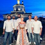Pelageya Khanova Instagram - Вчера в Оптиной Пустыне, в рамках фестиваля «Дни Достоевского» сыграли часовой концерт. Удивительное место. .. Настоящая Духовная лечебница. Сердце России. 🙌🏻❤️🇷🇺 ⚡️В нашем телеграм канале и на ютубе подробнее: https://t.me/pelageya_of/288 https://youtu.be/WFnGgBAUc-M #пелагея #группапелагея #русскаяпесня #оптинапустынь #люблюроссию #хитыпелагеи #местосилы