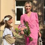 Pelageya Khanova Instagram - 🙌🏻Ну что, с 1 сентября! 🙌🏻 Всех-всех, для кого закончилось беззаботное лето, и началась интересная, богатая на впечатления осень! И наших девушек - Полю и Тасю, - с этим важным днем, с которого начался новый период жизни Таси, да и мамы тоже😉😇 Тасечка! Учись с удовольствием, хороших верных тебе школьных друзей, умных и добрых учителей-наставников, открывай мир знаний, и себя! (и бегай, пожалуйста, потише, как видишь, с гипсом не очень удобно🥲 а ручка заживет, все будет хорошо!)💪🏼 С Первым Сентября, ребята! 🎉🎓💝 #пелагея #таськинамать #первоесентября #1сентября #первыйразвпервыйкласс #мамапервоклашки