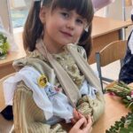 Pelageya Khanova Instagram - 🙌🏻Ну что, с 1 сентября! 🙌🏻 Всех-всех, для кого закончилось беззаботное лето, и началась интересная, богатая на впечатления осень! И наших девушек - Полю и Тасю, - с этим важным днем, с которого начался новый период жизни Таси, да и мамы тоже😉😇 Тасечка! Учись с удовольствием, хороших верных тебе школьных друзей, умных и добрых учителей-наставников, открывай мир знаний, и себя! (и бегай, пожалуйста, потише, как видишь, с гипсом не очень удобно🥲 а ручка заживет, все будет хорошо!)💪🏼 С Первым Сентября, ребята! 🎉🎓💝 #пелагея #таськинамать #первоесентября #1сентября #первыйразвпервыйкласс #мамапервоклашки