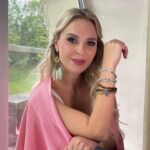 Pelageya Khanova Instagram - Ну что, команду в «Голос. Уже не дети» набрали. Отличные, талантливые дети/не дети🤣 Полетели с группой работать. Завтра - закрытое мероприятие в Сибири. 26-го - Копейск, День Города 🤘🏼 За 💄и 📸 спасибо @lapinamakeup 🙏🏻❤️ #пелагея #безфотошопа #безфильтра #безфильтров #голос #голосдети #первыйканал #работаневолк