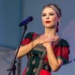 Pelageya Khanova Instagram - Омск, Соборная площадь, 5 августа 🔥 Листайте) 📸 Дмитрий Рудаков #пелагея #группапелагея #фолкрок #народныепесни #русскаяпесня #омск #деньгорода