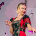 Pelageya Khanova Instagram - Омск, Соборная площадь, 5 августа 🔥 Листайте) 📸 Дмитрий Рудаков #пелагея #группапелагея #фолкрок #народныепесни #русскаяпесня #омск #деньгорода