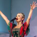 Pelageya Khanova Instagram - Омск, Соборная площадь, 5 августа 🔥 Листайте) 📸 Дмитрий Рудаков #пелагея #группапелагея #фолкрок #народныепесни #русскаяпесня #омск #деньгорода
