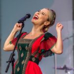 Pelageya Khanova Instagram - Омск, Соборная площадь, 5 августа 🔥 Листайте) 📸 Дмитрий Рудаков #пелагея #группапелагея #фолкрок #народныепесни #русскаяпесня #омск #деньгорода
