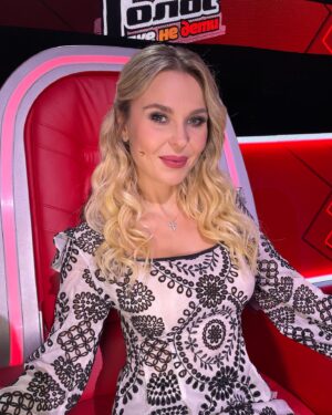 Pelageya Khanova Instagram - Сегодня - съемка полуфинала «Голос.уже не дети»
В команде из четырех участников останутся двое🥲 
Эфир полуфинала в следующую пятницу, а сегодня - вторая часть Поединков. 
Смотрим!
1 канал, в 21.45

📸 и 💄@lapinamaik 😘

#voice #голосдети #голосуженедети #безфотошопа #безфильтра 
#пелагея #pelageya