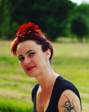 Pelin Batu Instagram - Canım Özlem. Sen hayatta tanıdığım en hayat dolu, bilgi ile dolup taşan,  çocuk gibi heyecanlı güzel insandın. Sadece arkadaşı olarak değil ülkemiz adına büyük bir kayıp yaşıyoruz. Canımız Özlem Kumrular’ın cenazesi 30 Mayıs Perşembe günü Üsküdar Valide-i Cedid  Camii’nden  öğle namazını müteakip kaldırılacaktır. Ardından Nakkaştepe Aile Kabristanında son yolculuğuna uğurlanacaktır.