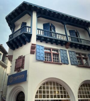 Pelin Batu Instagram - Fransız Baskının şirin kasabaları Biarritz/St. Jean de Luz nordik mimarisi, şirin kitapçıları ve cafeleriyle keşfetmeye değer. @maisonyirmisekiz ile gezmek de çok güzel.