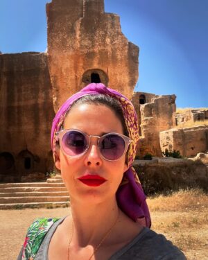 Pelin Batu Instagram - Gördüğüm en büyülü nekropollerden biri Dara. Umarım kazılar tekrar başlar ve bu büyülü, Star Wars setini andıran dünyadan daha çok haberdar oluruz. @maisonyirmisekiz @vamostra