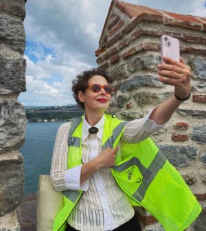 Pelin Batu Instagram - Bugün yıllarca manzarasına nazır okuduğum Rümeli Hisarına davet edildim. İBB Kültürel Miras’ın yine müthiş bir restorasyon yaptığına tanıklık etmek beni çok mutlu etti. 1 yıl sonra bittiği de sadece İstanbul değil dünya Ortaçağ kaleleri ve botanik bahçesiyle çok güzel bir eser kazanmış olacak. @mhr_polat ve emek veren tüm ekibi alkışlıyorum. Sevgili okulumun da fabrika ayarlarına döneceği günleri sabırsızlıkla bekliyorum. Teşekkürler canım @havva.emree