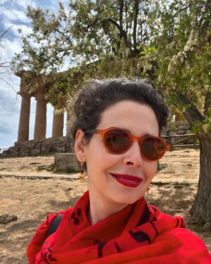 Pelin Batu Instagram - Yüzyıllar boyunca Magna Graecia (büyük Yunanistan) denilen Sicilya’da, Agrigrnto’da Anadolu ve Yunanistan’dan daha iyi korunmuş Yunan kalıntılarının arasında baharın kur çiçekleri ve bademleriyle aynı havayı soluduk. Ne iyi geldi…