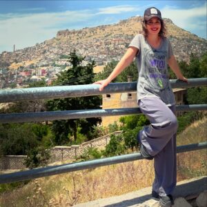 Pelin Batu Instagram - Çok sevdiğim ve özlediğim Mardin’e bienali gezmeye ve anlatmaya geldim @maisonyirmisekiz @vamostra ile Mardin’in sanatını, güzel insanlarını ve bahtsız Şahmaran’ını tadıyoruz.
