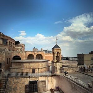 Pelin Batu Instagram - Çok sevdiğim ve özlediğim Mardin’e bienali gezmeye ve anlatmaya geldim @maisonyirmisekiz @vamostra ile Mardin’in sanatını, güzel insanlarını ve bahtsız Şahmaran’ını tadıyoruz.