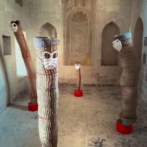 Pelin Batu Instagram - Çok sevdiğim ve özlediğim Mardin’e bienali gezmeye ve anlatmaya geldim @maisonyirmisekiz @vamostra ile Mardin’in sanatını, güzel insanlarını ve bahtsız Şahmaran’ını tadıyoruz.