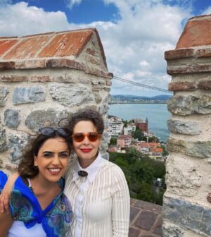Pelin Batu Instagram - Bugün yıllarca manzarasına nazır okuduğum Rümeli Hisarına davet edildim. İBB Kültürel Miras’ın yine müthiş bir restorasyon yaptığına tanıklık etmek beni çok mutlu etti. 1 yıl sonra bittiği de sadece İstanbul değil dünya Ortaçağ kaleleri ve botanik bahçesiyle çok güzel bir eser kazanmış olacak. @mhr_polat ve emek veren tüm ekibi alkışlıyorum. Sevgili okulumun da fabrika ayarlarına döneceği günleri sabırsızlıkla bekliyorum. Teşekkürler canım @havva.emree