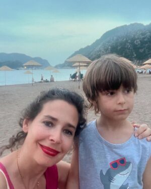 Pelin Batu Instagram - En son 15 yıl önce geldiğim Marmaris nasıl güzel geldi. Marmaris Kültür Sanat Festivalinin davetlisi olarak geldiğimiz İçmeler’de yanmış ormanlar yavaş yavaş yeşeriyor ama orkinos pek de görünmüyor. Coğrafya muhteşem, bir de değerini bilebilsek…