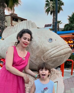 Pelin Batu Instagram - En son 15 yıl önce geldiğim Marmaris nasıl güzel geldi. Marmaris Kültür Sanat Festivalinin davetlisi olarak geldiğimiz İçmeler’de yanmış ormanlar yavaş yavaş yeşeriyor ama orkinos pek de görünmüyor. Coğrafya muhteşem, bir de değerini bilebilsek…