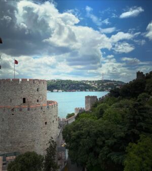 Pelin Batu Instagram - Bugün yıllarca manzarasına nazır okuduğum Rümeli Hisarına davet edildim. İBB Kültürel Miras’ın yine müthiş bir restorasyon yaptığına tanıklık etmek beni çok mutlu etti. 1 yıl sonra bittiği de sadece İstanbul değil dünya Ortaçağ kaleleri ve botanik bahçesiyle çok güzel bir eser kazanmış olacak. @mhr_polat ve emek veren tüm ekibi alkışlıyorum. Sevgili okulumun da fabrika ayarlarına döneceği günleri sabırsızlıkla bekliyorum. Teşekkürler canım @havva.emree