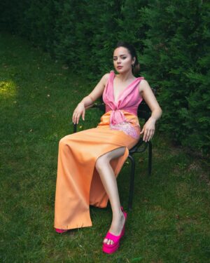 Pelin Ermiş Instagram - 🌷
Photographer @egriboz 
Fashion designer @ozgurmasur
Hair @esinugur_ 
MakeUp @kaderkulahli 
Styling @aylintheupdated 
Retoucher @esinugur_ 
Jewelry @atasayjewelry 
Place @backyardsapanca