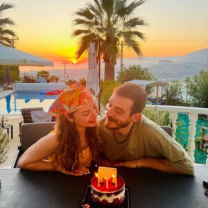 Pelin Ermiş Instagram - “Sen olarak sen; 
Ben olarak ben- Biz…” 

Sevmek,  içini açmaktır. 
İyi ki doğdun sevgilim ❤️ 
@eneskulahci 🧿