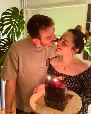 Pelin Ermiş Instagram - Birlikte aynı yöne bakarken, 
durup durup seviyorum seni. 
Bizi seviyorum. 
Kendiliğinden…
İçimdeki sese aykırı düşemem ki. 
İyi ki doğdun, bu an’ların nicelerine sevgili ❤️🎉🎊
Evrene, bize, bire 🩵 @pelinermis 🎂🧿